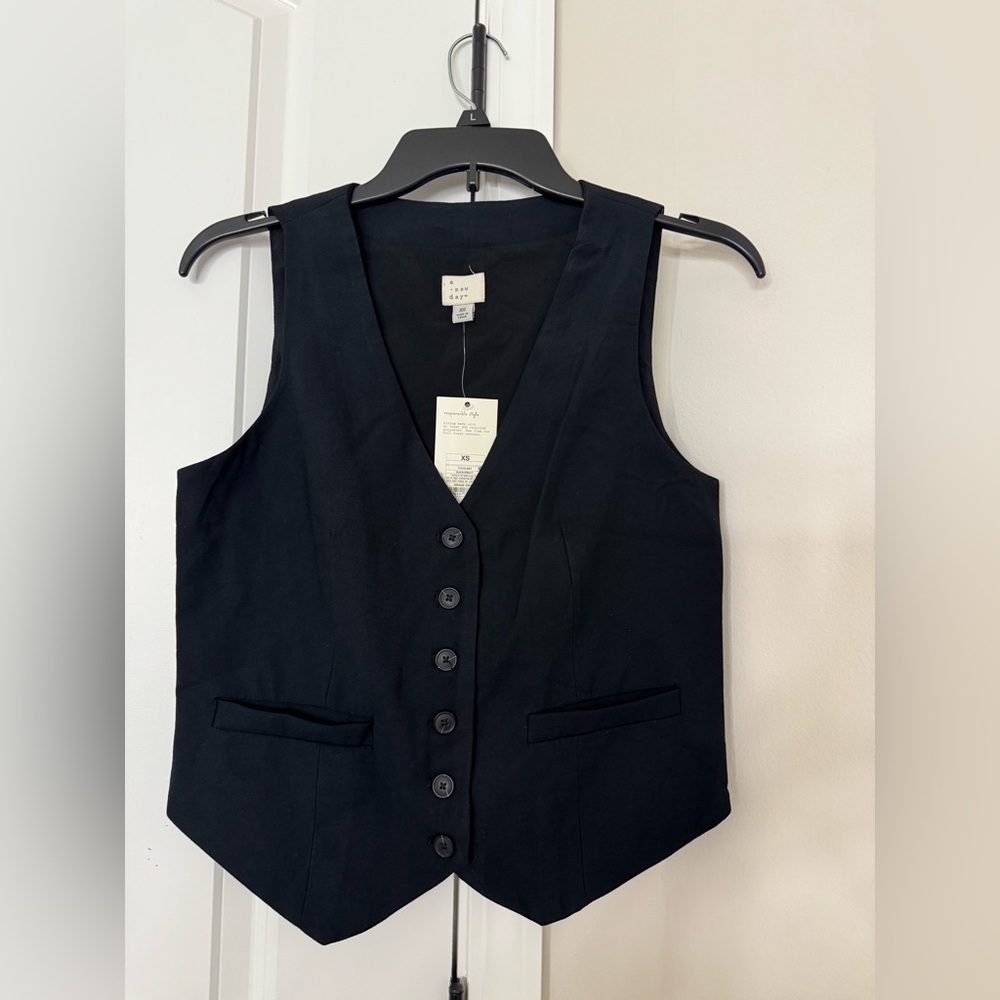 A New Day Cream Vest - Picture 2 of 4